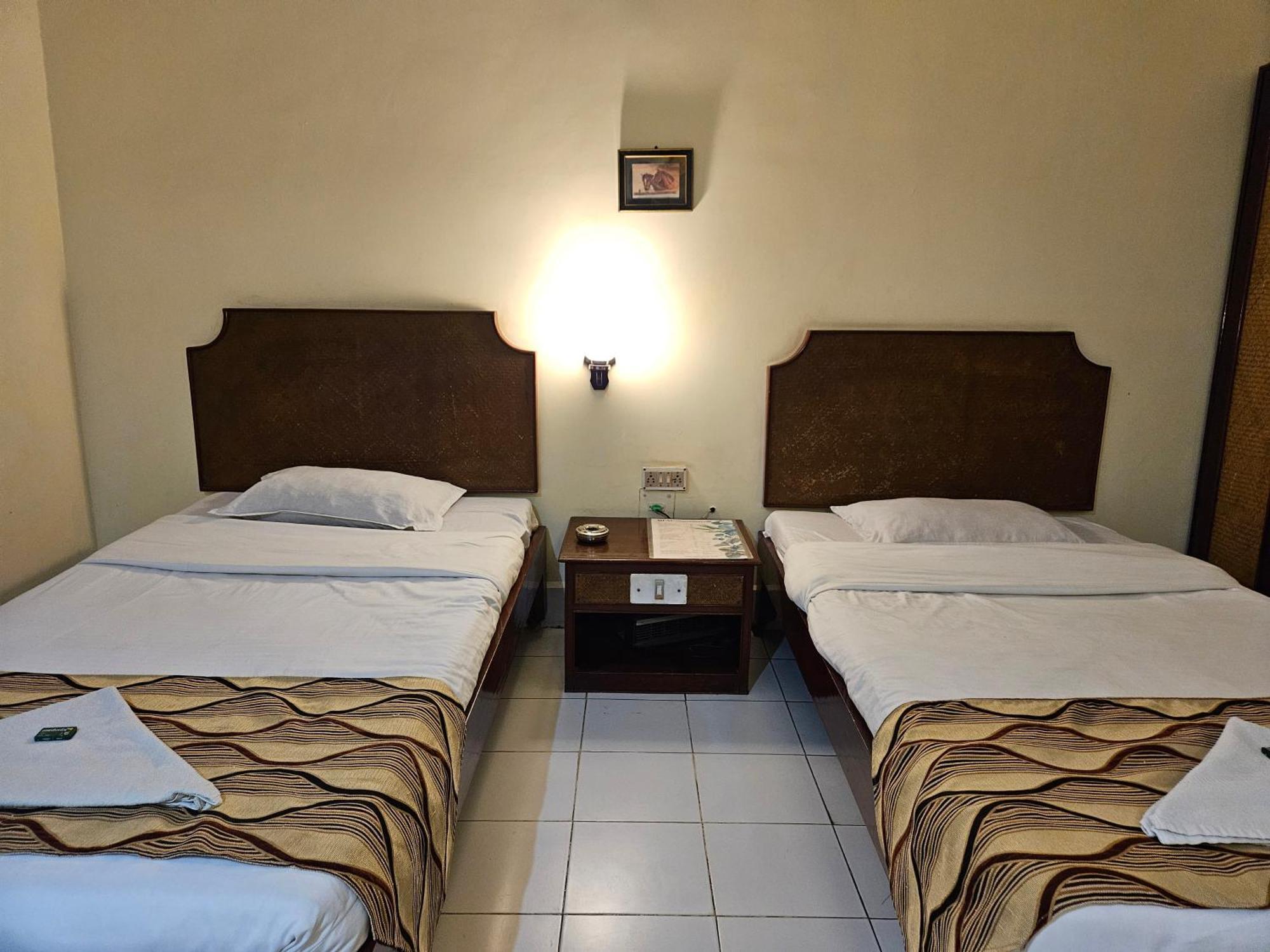 Hotel Indsurya ديبروجاره المظهر الخارجي الصورة