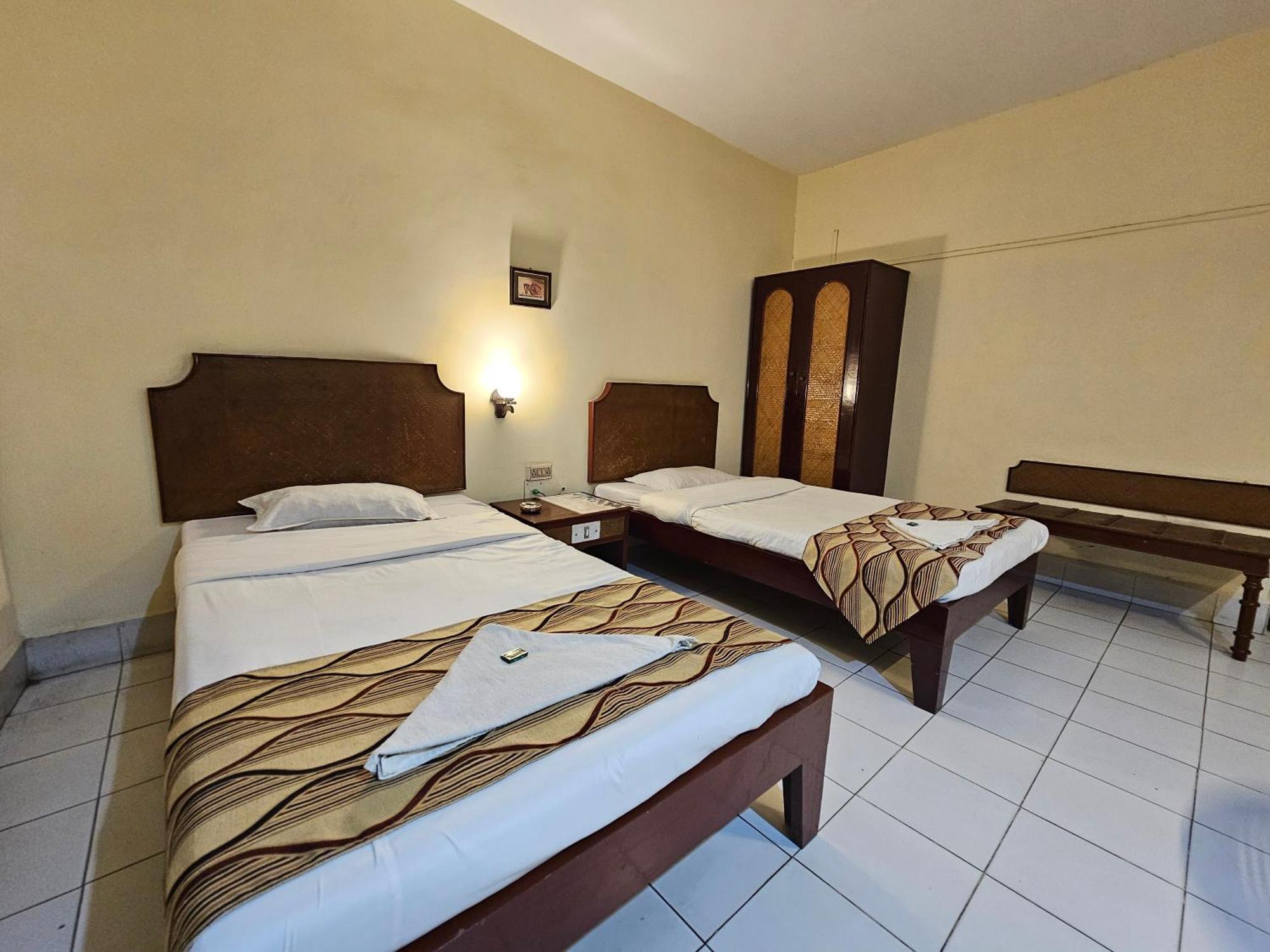 Hotel Indsurya ديبروجاره المظهر الخارجي الصورة